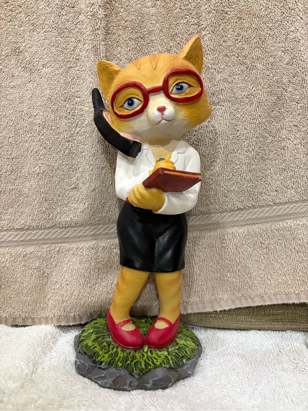 NWOT Secretary Cat Figurine